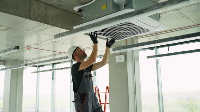 Técnico de aire acondicionado en trabajo